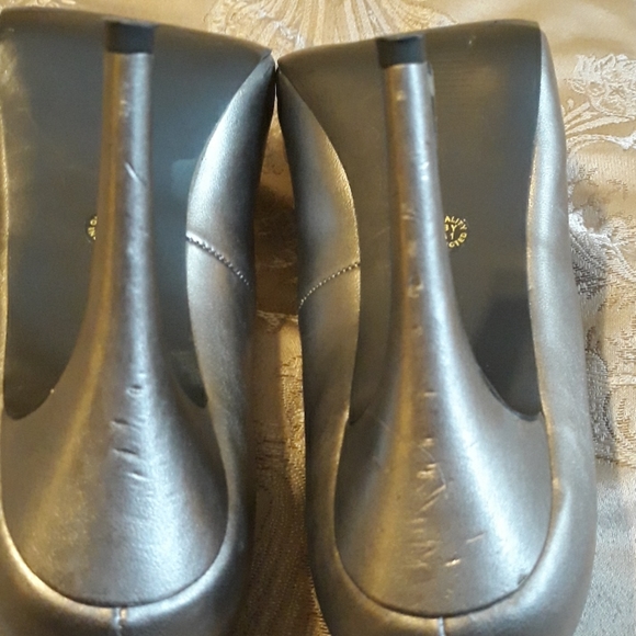 City Struts Pewter Metallic Heels Size 8 - Picture 6 of 8